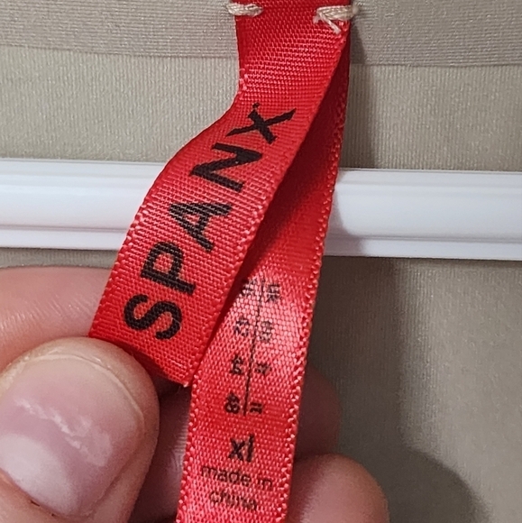 Spanx Invisible Shaping Tank - Picture 9 of 13